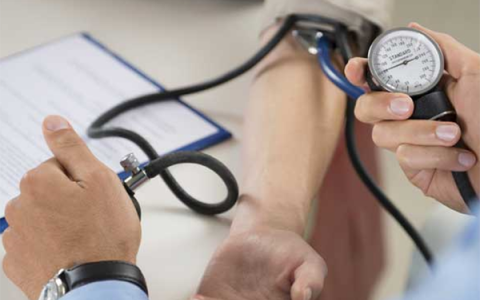 Bác sĩ hướng dẫn cách đo huyết áp đúng và chi tiết