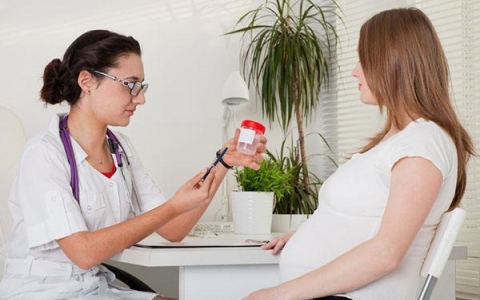 Xét nghiệm nước tiểu khi mang thai và những điều mẹ bầu cần lưu ý