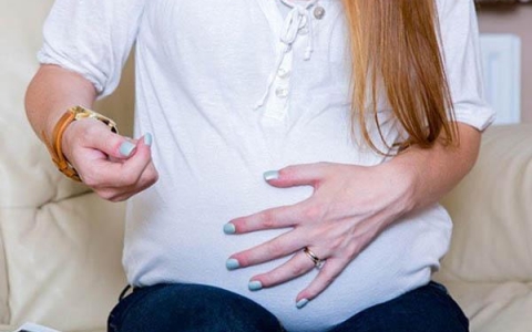 Mẹ bầu bị đau nhức khớp tay nguyên nhân và cách cải thiện